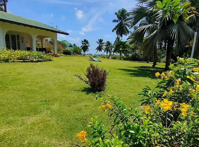 Luana Yuna Villa Au Cap
